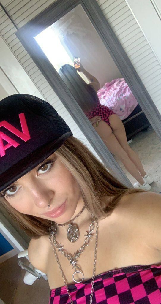 Horny matured girl down to tickle your fantasy 🤤👿 - Image 3